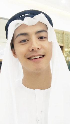 马天宇头戴白色纱巾 微微仰头露微笑