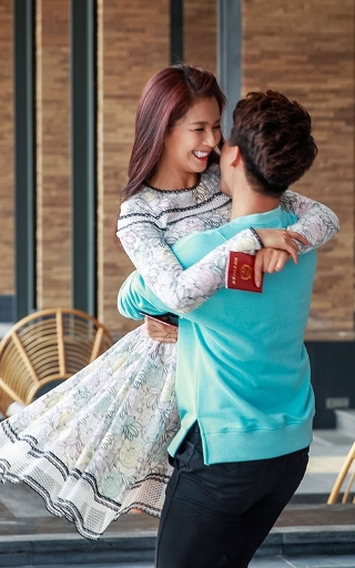 刘涛马天宇愚人节曝"领证"照 片场互动玩"亲亲"/图